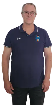 Foto von stehendem Mann namens Andrè in blauem Poloshirt