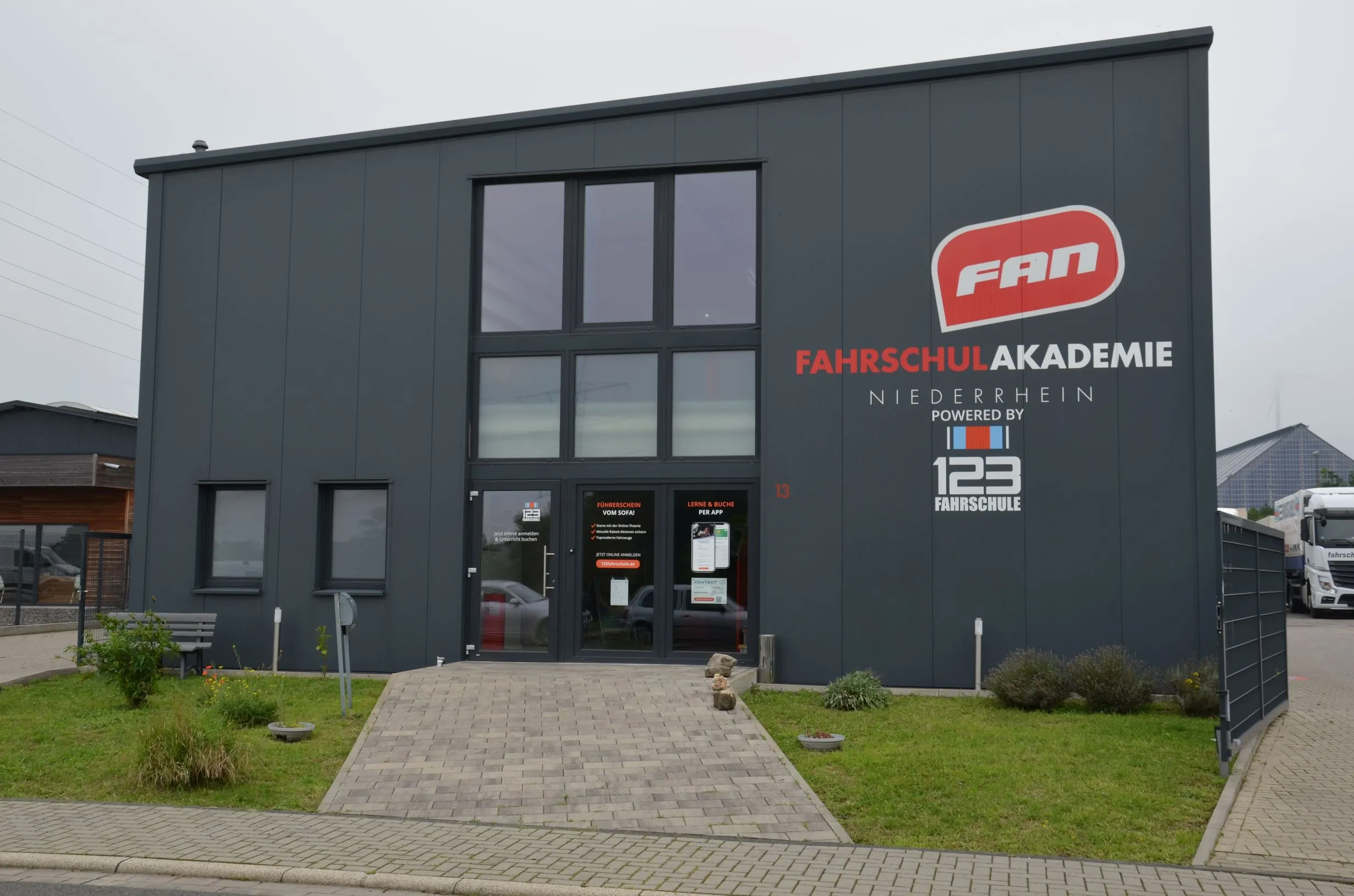 Große Filiale der 123 Fahrschule mit grauer Außenfassade
