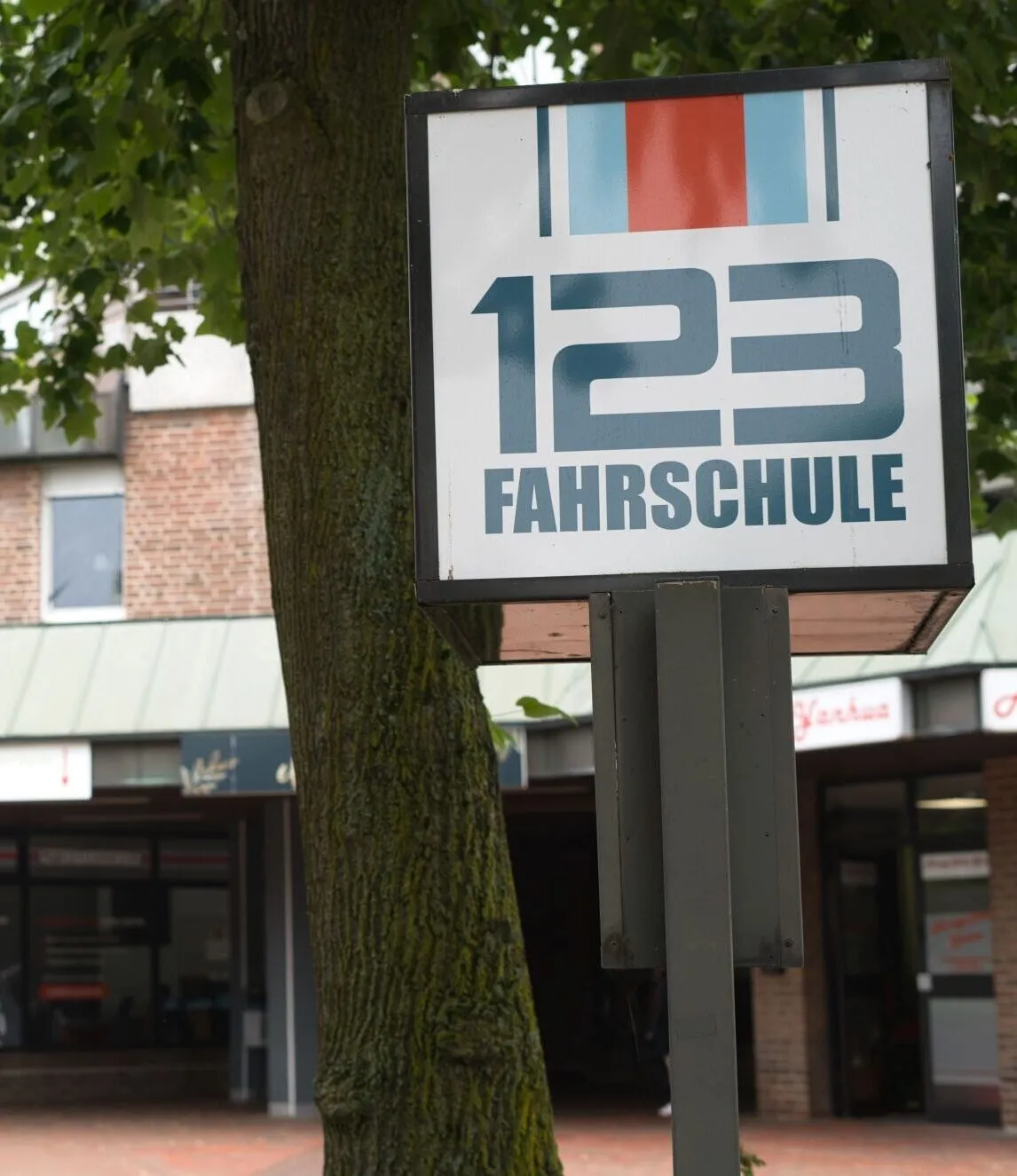 Werbeschild mit der Aufschrift 123 Fahrschule