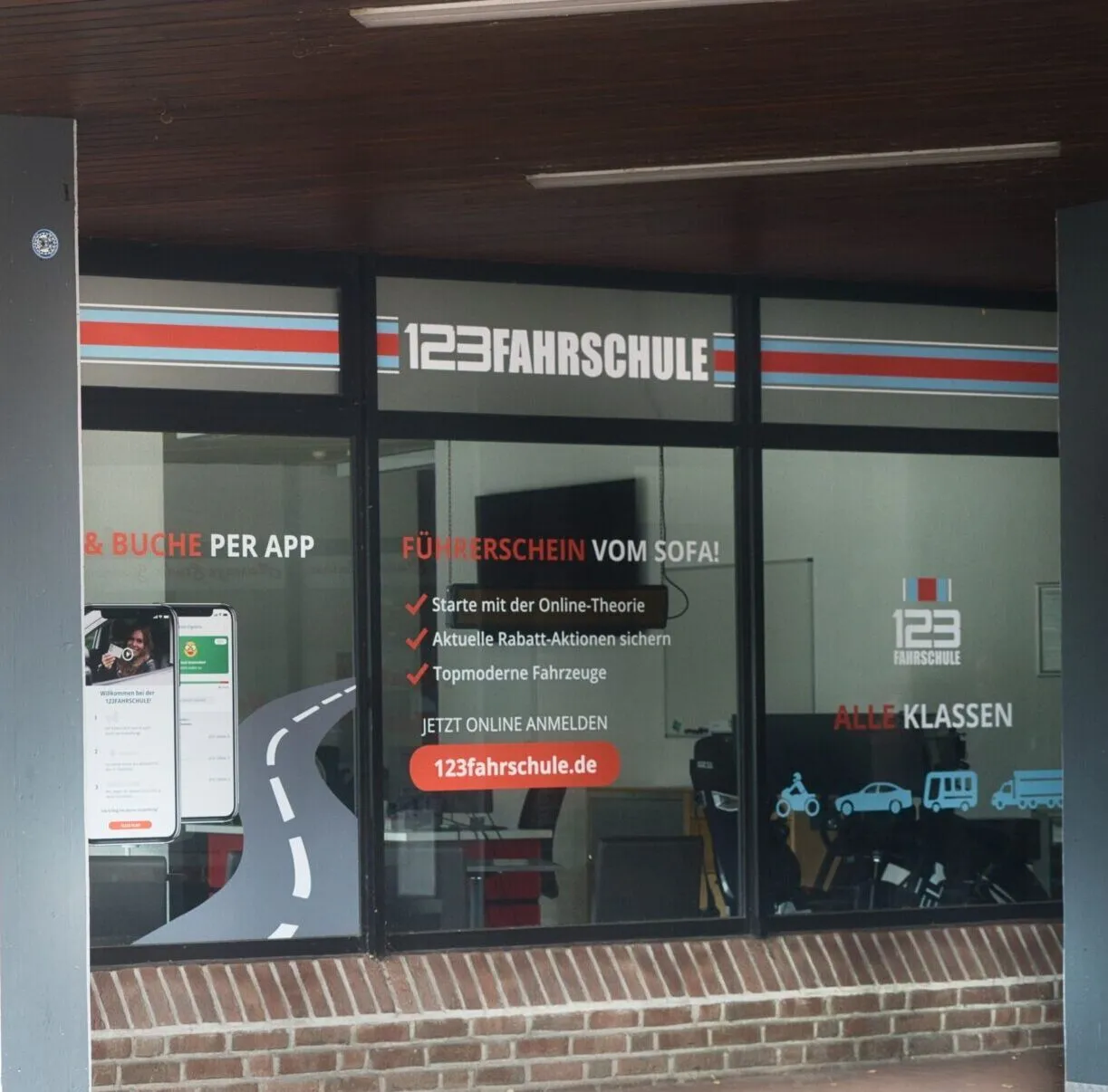 Schaufenster der 123 Fahrschule zeigt das 123 Fahrschule-Logo