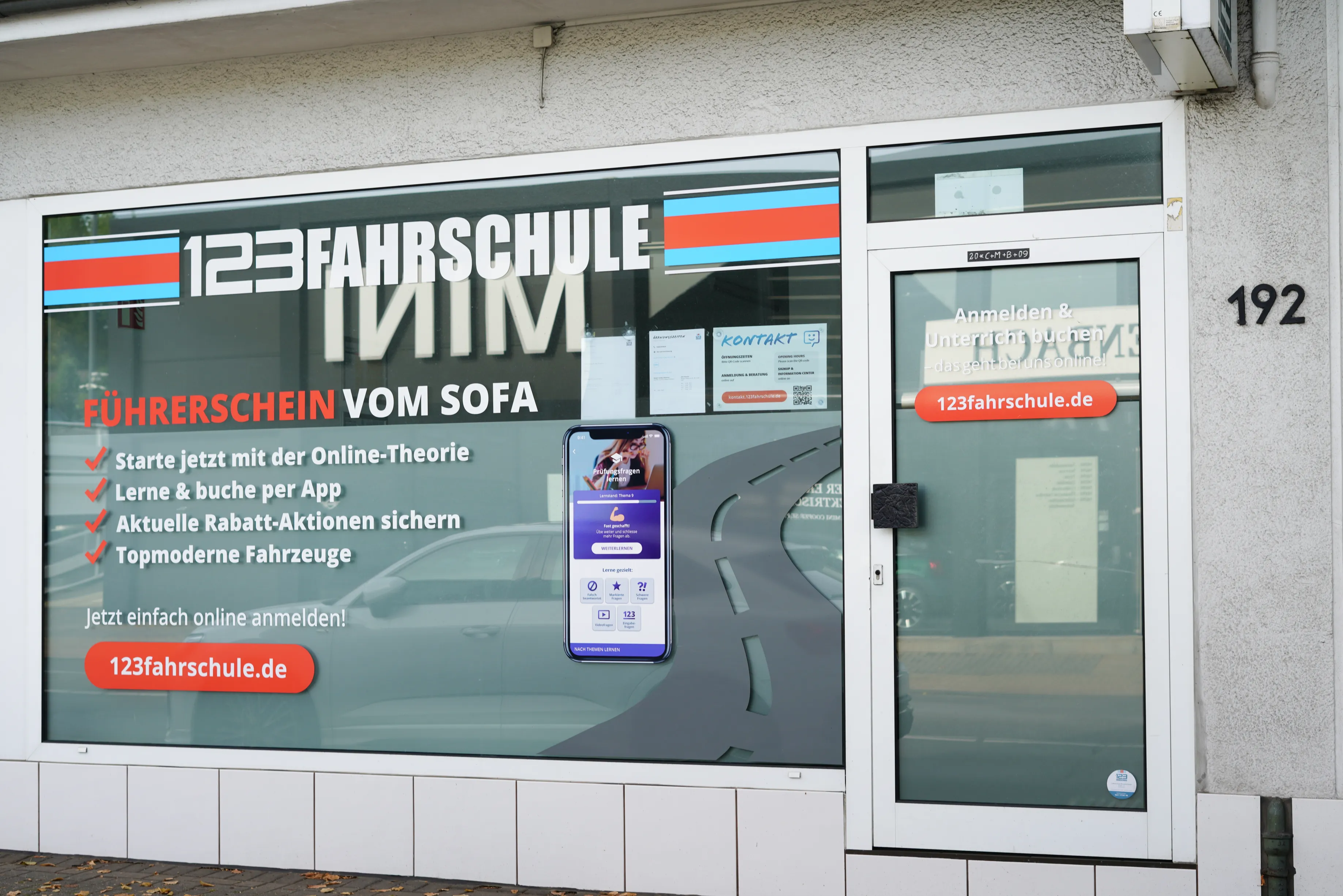 123Fahrschule in Bergisch Gladbach mit Werbeaufschrift